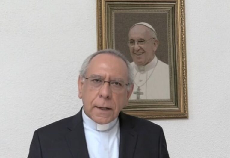 padre Mario Ángel Flores