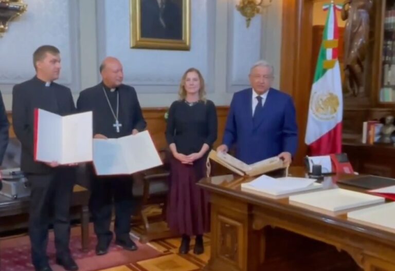 Nuncio Coppola y Andrés Manuel López Obrador