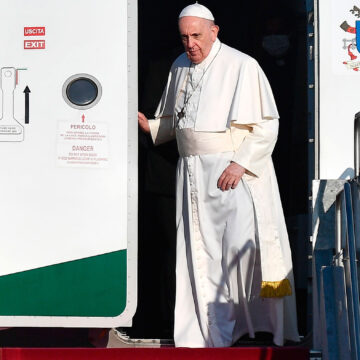 El papa Francisco, bajando del avión