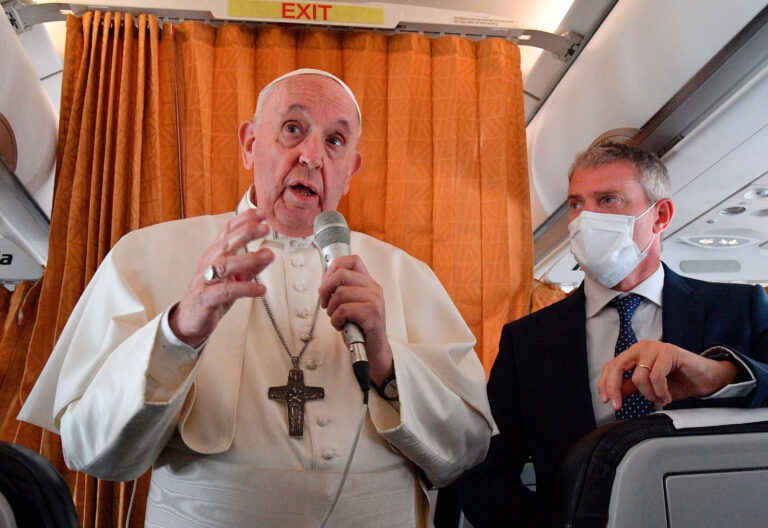 El papa Francisco, en la rueda de prensa del avión