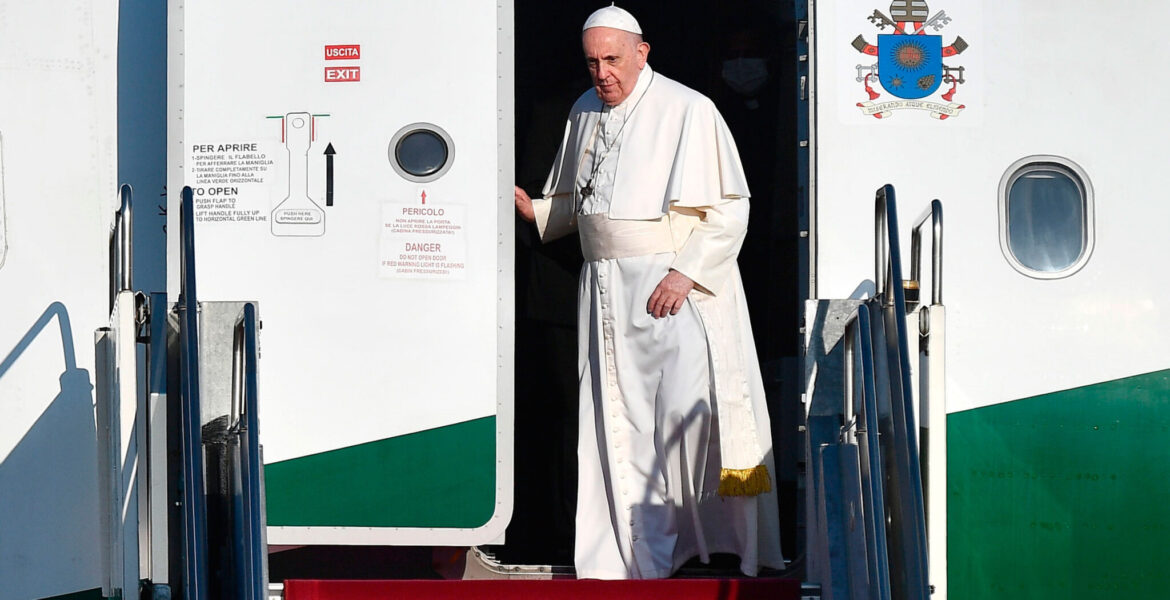 El papa Francisco, bajando del avión