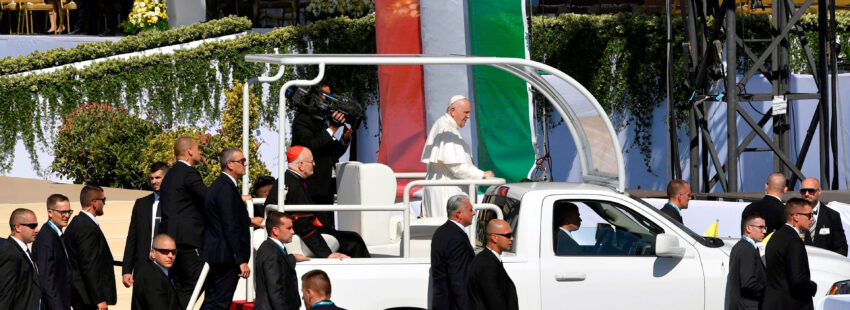 El papa Francisco, en el papamóvil durante su visita a Budapest (Hungría)