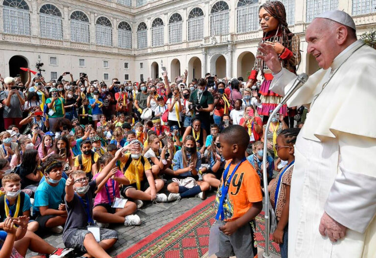 El papa Francisco con niños refugiados en el Vaticano