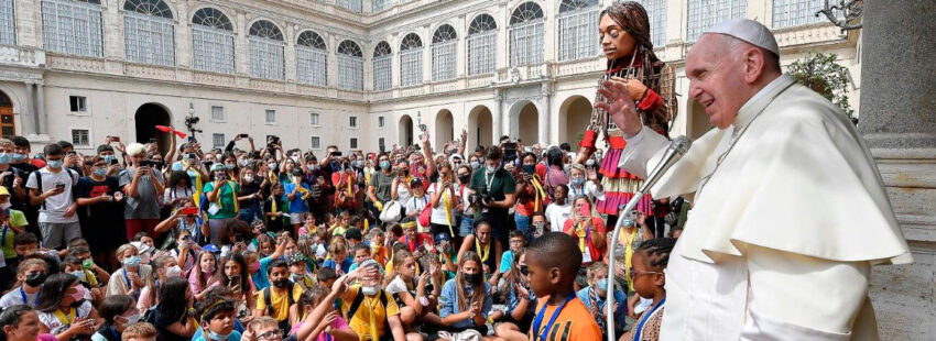 El papa Francisco con niños refugiados en el Vaticano