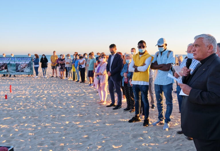 El obispo de Cádiz reza en la Playa del Carmen por los migrantes fallecidos frente a la costa de