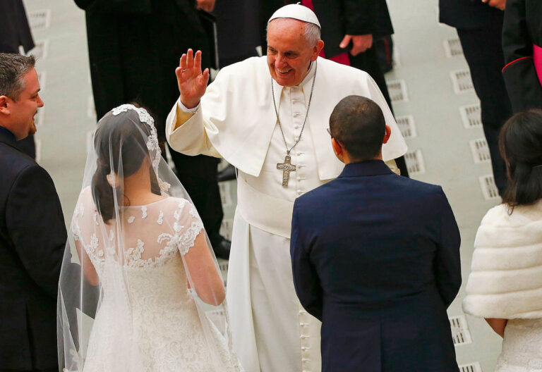 El Papa con dos parejas de recién casados