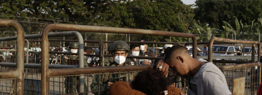 Familiares angustiados frente a la carcel de Guayaquil tras masacre que deja 118 fallecidos