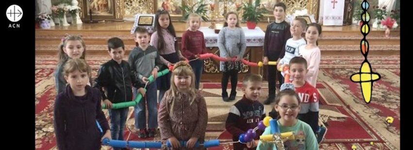 niños rezando el rosario