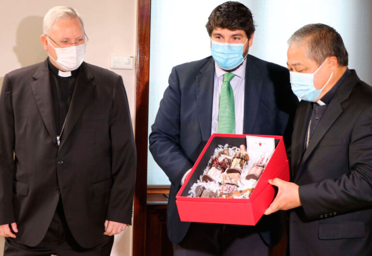 El nuncio en España, Bernardito Auza, con el presidente de la Región de Murcia, Fernando López Miras, y el obispo de Cartagena, José Manuel Lorca Planes