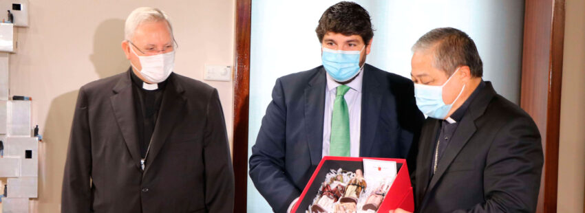 El nuncio en España, Bernardito Auza, con el presidente de la Región de Murcia, Fernando López