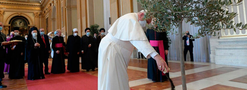 El papa Francisco en una reunión interreligiosa en el Vaticano ante la COP26