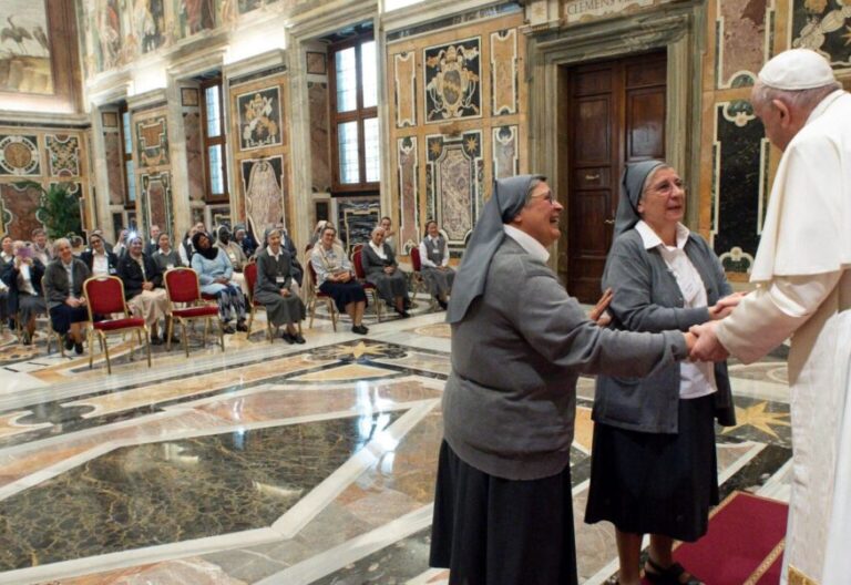 El Papa azuza a la vida consagrada a “volver a la calle, con la gente”