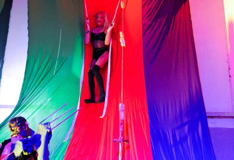 La Iglesia porteña criticó la utilización de símbolos religiosos en una muestra de arte