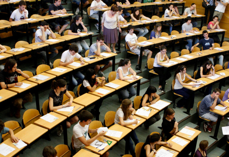 Foto de archivo de un grupo de alumnos examinándose en las pruebas de acceso a la universidad antes de la pandemia