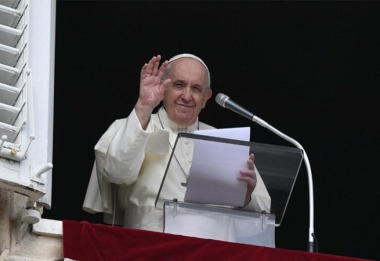Francisco advierte en el ángelus: “¡Qué importante es liberar lo sagrado de sus vínculos con