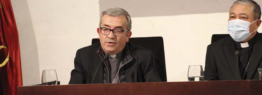 El arzobispo Argüello se estrena con una encuesta sobre el matrimonio, los pobres y la estructura