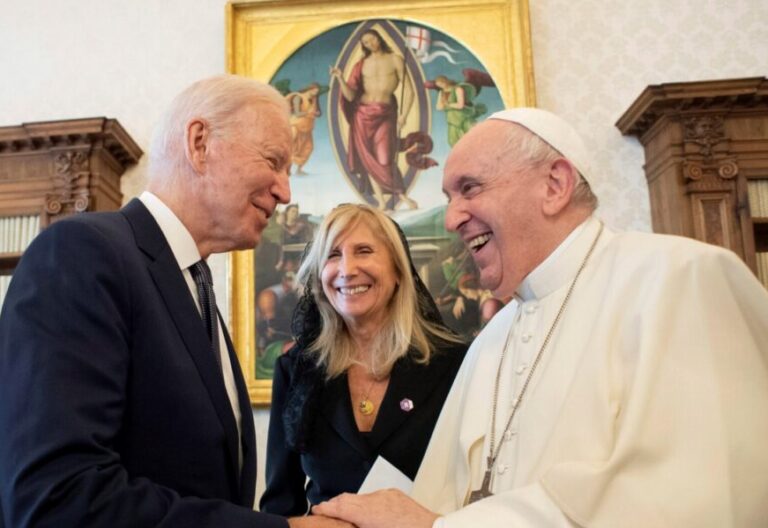 Francisco habla con Biden sobre la paz tras la visita del presidente a Israel