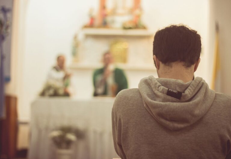 hombre hincado en la parroquia