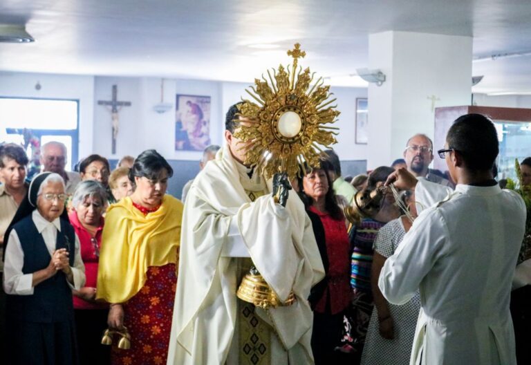 sacerdote y su comunidad parroquial