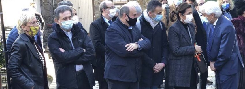 El obispo de Bilbao, junto a las víctimas en el Día de la Memoria