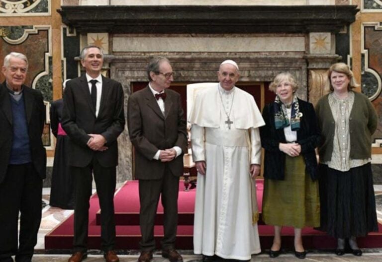 Francisco entrega el Premio Ratzinger y concede una condecoración pontificia a dos veteranos