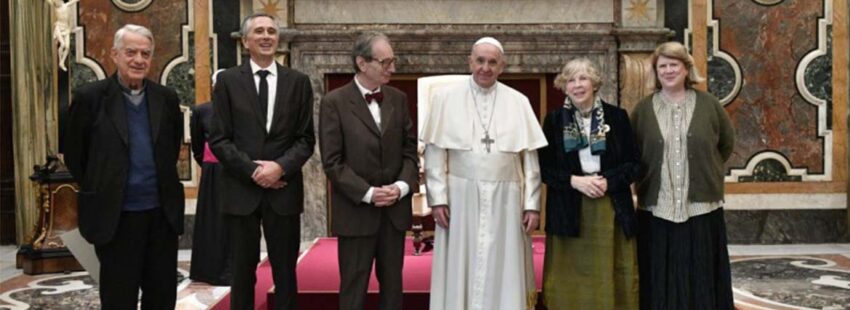 Francisco entrega el Premio Ratzinger y concede una condecoración pontificia a dos veteranos