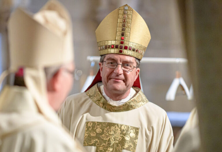 Francia entrega al presidente de los obispos la Legión de Honor por su “valentía” contra la
