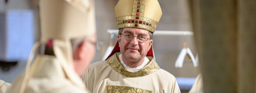 Francia entrega al presidente de los obispos la Legión de Honor por su “valentía” contra la