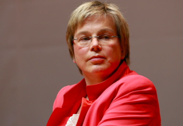 La presidenta de Cáritas Alemania aboga por la ordenación sacerdotal de mujeres