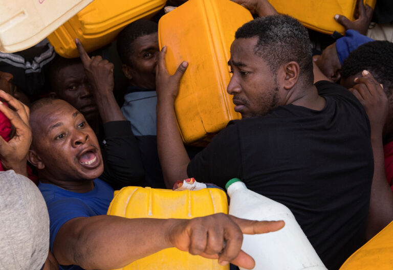 Haitianos se agolpan en una estación de servicio ante el desabastecimiento de combustible