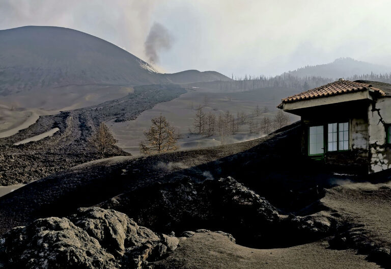 El volcán de La Palma ‘se apaga’ en Navidad: Jesús nace entre cenizas