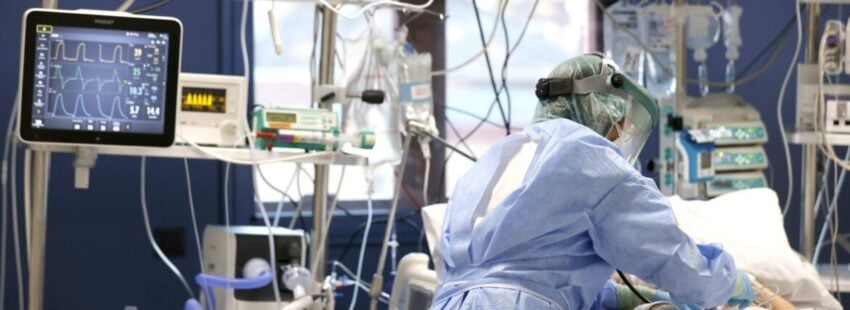 Un cura negacionista gallego, en la UCI y sin vacunar