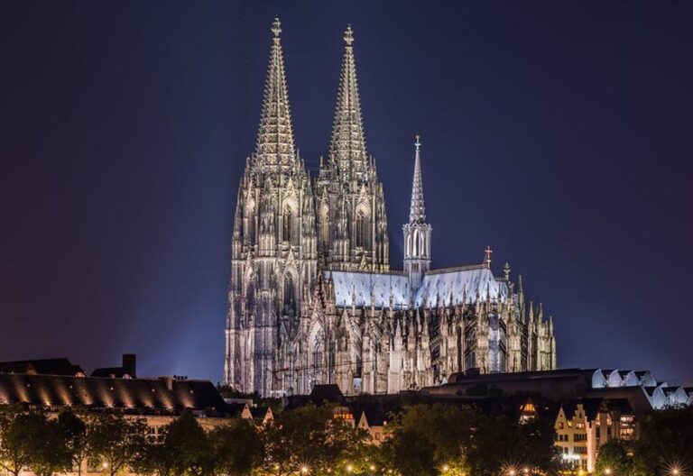 La catedral de Colonia, centro de vacunación en Nochebuena