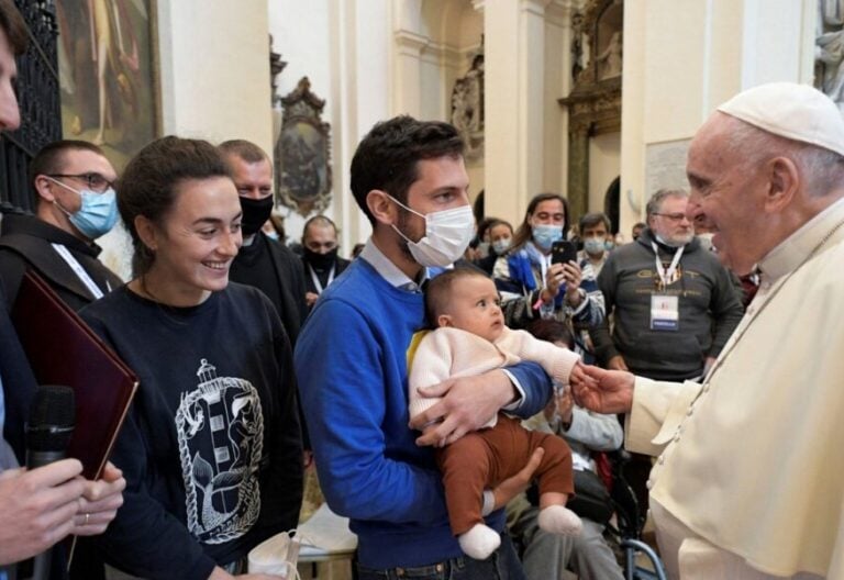 Francisco escribe a los matrimonios con motivo del Año de la Familia: “Primeread en la