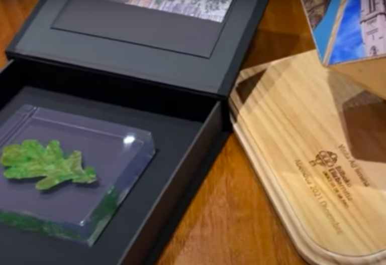 Los regalos de los obispos españoles al Papa en la primera visita ‘ad limina’: un poliedro de