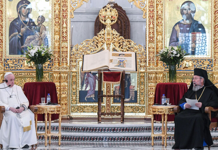 El papa Francisco y Crisóstomos II, arzobispo ortodoxo de Chipre