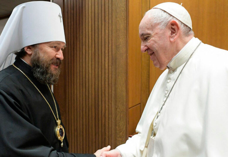 El papa Francisco con el metropolita Hilarión