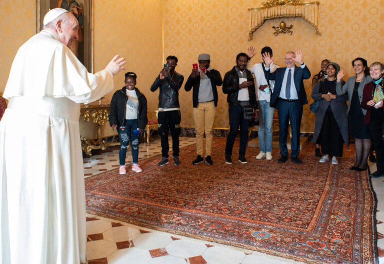 El papa Francisco celebra su 85 cumpleaños con un grupo de refugiados