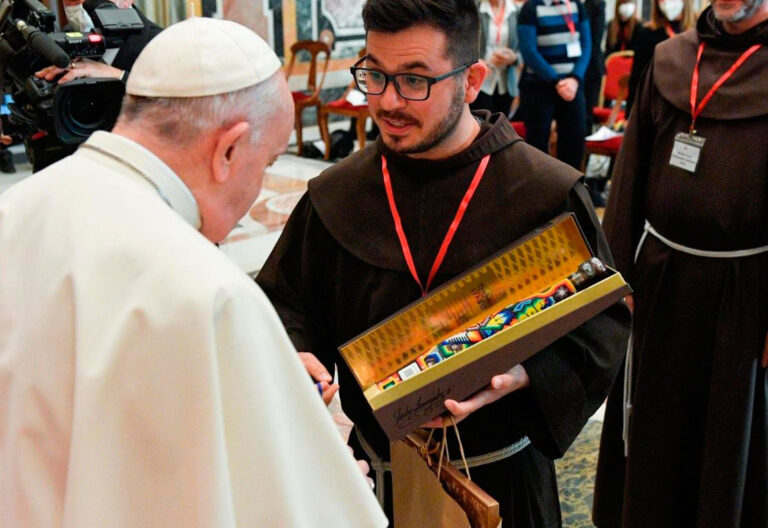 El papa Francisco, en audiencia con una delegación de la Custodia de Tierra Santa al celebrar el centenario de su revista