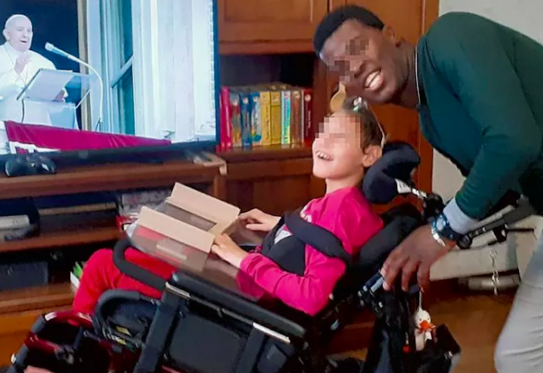 La llamada de agradecimiento del Papa a una familia de acogida con dos niños discapacitados