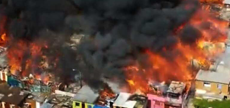 Cáritas Chile pide colaborar con la reconstrucción de viviendas destruidas por el incendio de