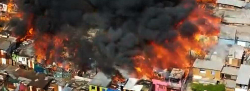 Cáritas Chile pide colaborar con la reconstrucción de viviendas destruidas por el incendio de