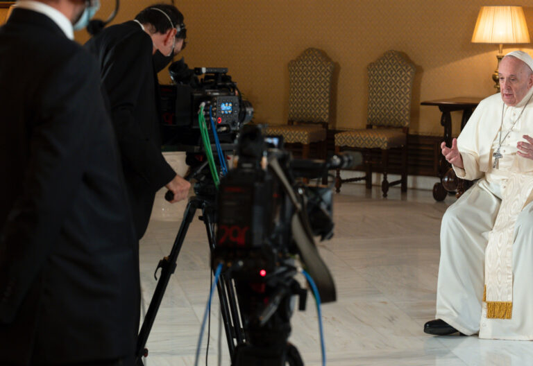 El papa Francisco participando en la miniserie documental 'Historias de una generación', de Netflix