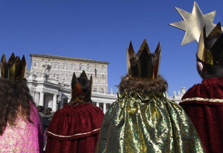 “Si nos hacemos pequeños por dentro, redescubriremos la maravilla de adorar a Jesús”, propone