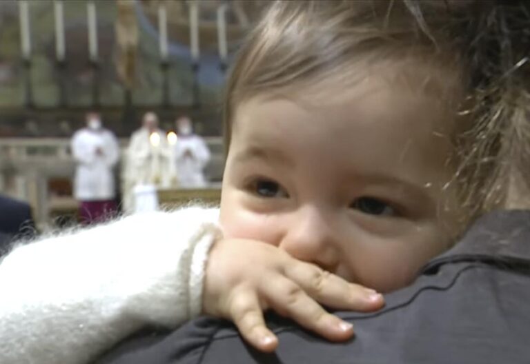 Francisco destaca en la Capilla Sixtina que el bautismo supone “recibir la identidad cristiana”