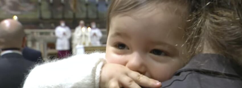 Francisco destaca en la Capilla Sixtina que el bautismo supone “recibir la identidad cristiana”