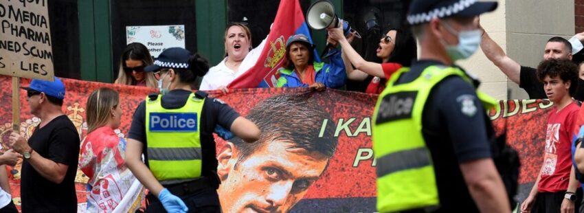 La Iglesia Ortodoxa Serbia ‘canoniza’ al tenista Djokovic frente a su hotel