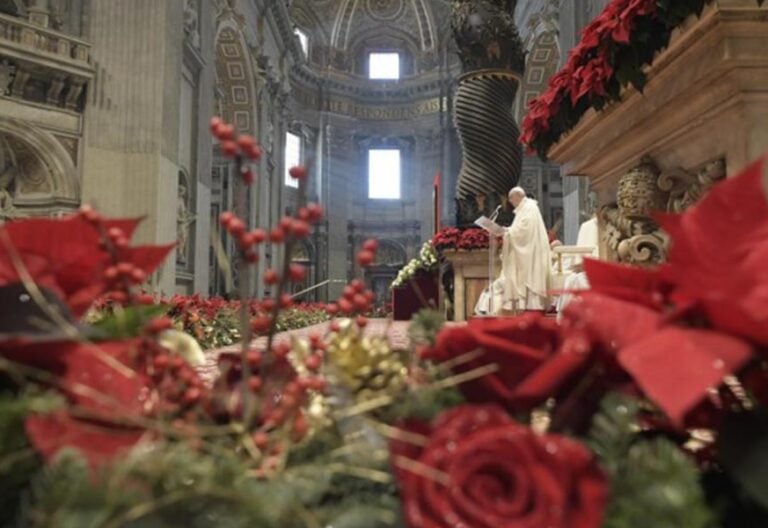 Francisco clama en la misa de año nuevo: “Herir a una mujer es ultrajar a Dios, que tomó la