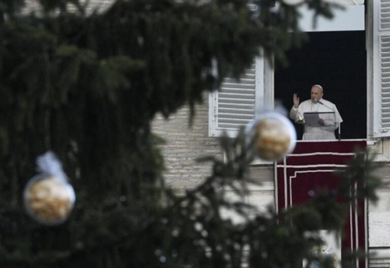 “La oración no es una vía de escape, no es un ritual mágico” advierte Francisco en el