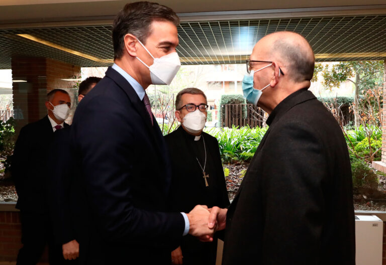 El presidente del Gobierno, Pedro Sánchez, junto al presidente de la Conferencia Episcopal Española, Juan José Omella